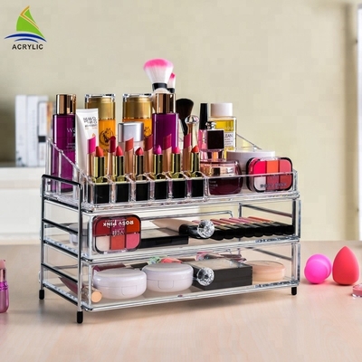 Người giữ bàn trang điểm tổ chức cho bộ quà tặng mỹ phẩm