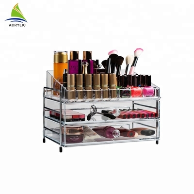 Người giữ bàn trang điểm tổ chức cho bộ quà tặng mỹ phẩm