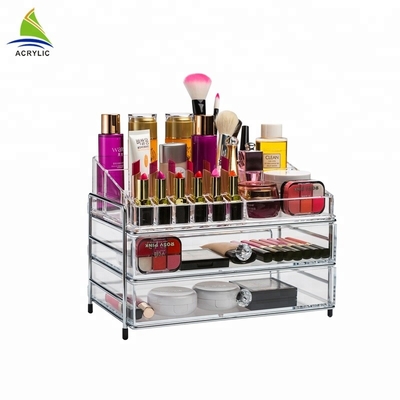 Người giữ bàn trang điểm tổ chức cho bộ quà tặng mỹ phẩm