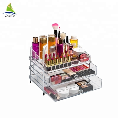 Người giữ bàn trang điểm tổ chức cho bộ quà tặng mỹ phẩm
